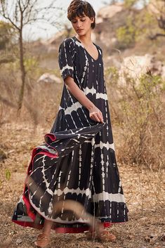 Indulge in undisputed elegance with the Kala Shahad Maxi Dress. This voluminous black and white shibori dyed dress is made from soft and breathable cotton mul fabric, providing both comfort and style. With side seam pockets, it's the perfect combination of function and fashion. Shibori Dress, Country Summer Outfit, Indian Handloom, Indian Fashion Designers, Pattern Dress, Dyed Dress, Womens Black Dress, Types Of Dresses, Comfy Casual