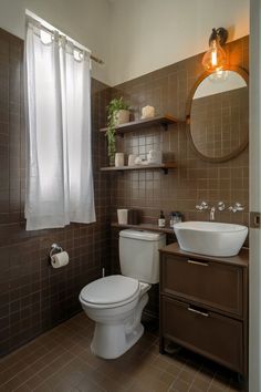 A cozy bathroom featuring brown tile and smart space-saving fixtures, perfect for small brown bathroom designs. Small Brown Bathroom Ideas, Brown Bathroom Ideas, Bathroom Refresh, Bathroom Designs, Bathroom Ideas