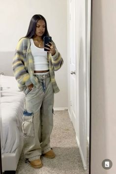 black girl outift ideas inspo fall winter warm sweater cargo pants uggs easy simple fly tank middle part bussdown Venus Sagittarius, Snazzy Outfits, Tuff Fits, Pakaian Hipster, Fall Wallpapers, Thrift Inspo, Fly Outfit, Earthy Outfits, Birthday Hair