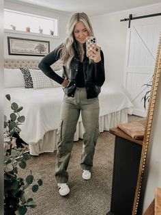 How to style your cargo pants leather puffer Cute Cargo Pants Outfits, Cargo Pants Leather, Cargo Pants Outfit Fall, How To Style Cargo Pants Women, How To Style Cargo Pants, Cargo Pants Outfits, Pants Outfit Fall, Superstar Shoes, Winter Pants Outfit