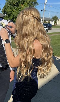 School Dance Hairstyles, Rory Gilmore Hair, Grad Hairstyles, Semi Formal Hairstyles, Curled Blonde Hair, Prom Hairstyle Ideas, Cute Prom Hairstyles, Prom Hair Medium, Prom Look