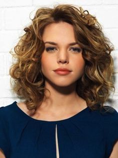 Pelo rizado:  fotos look pelo largo y corto Short Layered Curly Hair, Shoulder Length Curly Hair, 2018 Hair, Medium Length Curly Hair, Layered Curly Hair, Medium Curly, Thick Curly Hair, Short Curly Haircuts, Medium Curly Hair Styles