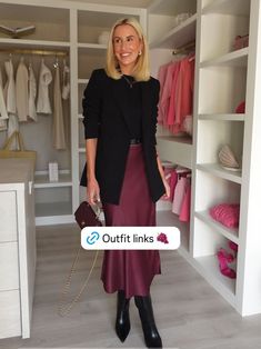 Gonna Bordeaux Outfit, Burgundy Midi Skirt Outfit, Burgundy Slip Dress Outfit, Maroon Satin Skirt Outfit, Dark Red Skirt Outfit, Burgundy Skirt Outfit Winter, How To Style Red Skirt