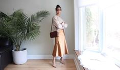 Melbourne Fashion Winter, London Trip Outfit, Trendy Leather Bags, Beige Drapes, Long Satin Skirt, Satin Skirt Outfit, Midi Slip Skirt, Midi Skirts Style, Skirt Styles