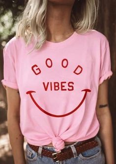 Graphisches Design, Tshirt Outfits, Tees For Women, 로고 디자인, Plus Size Casual, Look Cool, Short Sleeve Blouse, Shirt Outfit, Good Vibes