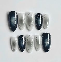 Chez Nailbox, nous proposons des ongles sur mesure et adaptés à vos mesures exactes ! Si vous avez besoin d'aide pour déterminer la taille de vos ongles, n'hésitez pas à m'envoyer un message pour obtenir des conseils. Chaque kit comprend de la colle à ongles, une mini lime et des lingettes imbibées d'alcool pour une pose facile. Guide des tailles : XS : 3 (14 mm), 6 (11 mm), 5 (12 mm), 7 (10 mm), 9 (8 mm) S : 2 (15 mm), 5 (12 mm), 4 (13 mm), 6 (1 Nails Goth, Kids Nail Designs, Nails Hand Painted, Short Almond Nails, Korean Nails, Short Almond, Goth Y2k, Simple Acrylic Nails