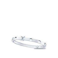 Cast in 18-kt white gold, the empreinte unisex bangle features nail-head imprints, a nod to the house’s trunk-making heritage. The lv initials motif adds a bold signature touch and also serves as a clasp for this hinged bracelet. Available in several sizes, this modern jewel can be worn solo or stacked with other pieces for an on-point look. Louis Vuitton Gifts, Louis Vuitton Empreinte, Silver Jewelry Fashion, Hinged Bracelet, Buckle Shoes, Fine Jewelry Collection, Gold Collection, Fashion Jewelry Necklaces, Small Leather Goods