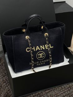 Chanel - Sac cabas Deauville – Franco Shops Chanel Shopping Bag Tote, Coco Chanel Gift Bags, Chanel Iphone Case, Chanel Paris, Timeless Handbag, Bags Designer Fashion, Fendi Bags, Exclusive Bag, Prada Bag