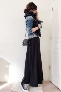 Trends | 18 Black Pleated Skirts to combine with absolutely all this season - Nomadic Style Girl Rok Outfit, Rock Outfit, Black Pleated Skirt, Skirt And Sneakers, Skirt Denim, Rock Outfits, Mode Casual