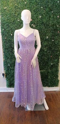 Schönes geblümtes Spitzenlavendelkleid würde ein großes Ballkleid machen. Lavender Dress, Lavender Dresses, Lavender Floral, Chiffon Prom Dress, Floral Chiffon, Dress Clothes For Women, Floral Lace, Prom Dress, Lavender