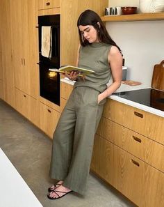 Minimalist outfit inspiration. A simple co-ord is a chic everyday outfit. Easy outfits for work. Wide leg trousers, sleeveless top, and strappy sandals. Summer work outfit ideas. #TheAnnaEdit #OutfitInspiration #OutfitInspo Style An Outfit, Summer Work Outfit, Anna Edit, Fabric Draping, 2025 Style, Easy Outfits, Work Outfit Ideas, Summer Work Outfits, Stylish Handbags