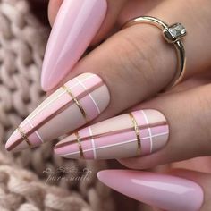 Burberry Nails, Plaid Nail Designs, Nail Art Stripes, Gold Nail Designs, Stiletto Nails Designs, Classy Nails, Pretty Acrylic Nails