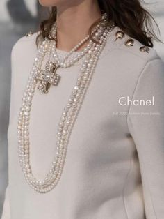 Icy Necklace, Wearing Pearls, Coco Chanel Fashion, Fall Winter Style, Moda Chanel, Necklace Outfit, Mode Chanel, Chanel Pearls, Chanel Couture