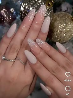 20 Jaw-Dropping Snowflake Nails You’ll Want All Season Long | Everygirl Edit Festive Nails Christmas, Festive Nails, Nails Nude, Nails Christmas, Snowflake Nails, Look Of The Day, Instagram Ideas