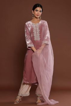 Buy Green Kurta And Pant Velvet Sequin Gardenia Yoke Short Set For Women by KARAJ JAIPUR Online at Aza Fashions. Velvet Suits Women Indian, Velvet Outfits For Women, Pink Indian Suit, Eid Dress Ideas, Velvet Suit Design, Pink Velvet Dress, Chanderi Dupatta, Resham Embroidery