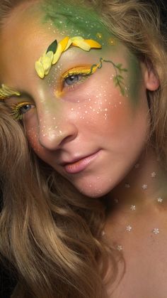 Nature Makeup Looks Halloween, Flower Witch Makeup, Woodland Fairy Hair, Summer Fairy Makeup, Water Nymph Makeup, Green Flower Makeup, Autumn Fairy Makeup, Flower Make Up, Earth Fairy Makeup