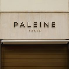 the sign on the side of a building that says palene paris