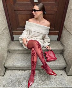 Red Pointy Shoes Outfit, Burgundy Tights, Red Tights, Stockings Outfit, Skirt Mini, Mode Streetwear, Lookbook Outfits