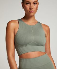 This seamless sports bra is right on trend! The sports bra has removable cups and will give you sufficient support when working out in the gym. Combine with the matching leggings for a complete look!