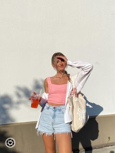 Bubble Pony, Linen Shirt Outfit, Shirt Outfit Summer, Town Outfits, Outfit Inspo Spring, Denim Shorts Outfit, Beachy Outfits, Hawaii Outfits