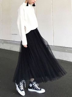 Más De 50 Looks Para Convencerte De Usar Una Pollera Larga En Primavera – Cut & Paste – Blog de Moda Black Tulle Skirt Outfit, Tulle Skirt Outfits Casual, Black Tulle Skirt, Tulle Skirts Outfit, Rok Outfit, Black Skirt Outfits, Tule Rok, Gonna In Tulle, Tulle Skirt Black