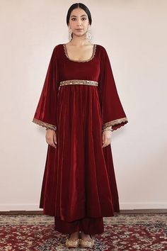 Gharara Designs, Boho Chic Style Outfits, Red Anarkali, Indian Dresses For Women, Berry Dress, Indian Kurti Designs, Kurti Sets, Indian Kurti