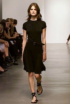 Calvin Klein Collection Spring 2002 Ready-to-Wear Fashion Show - Anouck Lepère, Calvin Klein Edith Head Fashion, Body Decoration, Calvin Klein Black Dress, Outfit Primavera, Black Outfits, Wardrobe Inspiration, Fashion Catalogue, Style Inspiration Summer