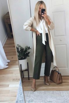 Cream Cardigan Outfit, Conference Outfit, Work Attire Women, Shoes For Work, Classy Business Outfits, Outfit Classy, Outfit Styling, Look Formal