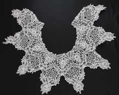 Victorian lace collar, large off white collar, handmade guipure style lace collar, pointed edge dress decoration. A circular lace collar with long pointed edge to the outer neckline and a simple small scalloped edge to the inside neck. Made in a white (slightly off white now) cotton type thread. Large Art Nouveau style flower heads run around near to the inner neck surrounded by swags of small circles and open lacework. To the lower edge pointed edges are scrolls and flowers with circles and mor Bertha Collar, Victorian Collar, Crochet Lace Collar, Edwardian Wedding, Sewing Tape Measure, Dress Decoration, Retro Fashion Women, Bib Collar, Wedding Fans