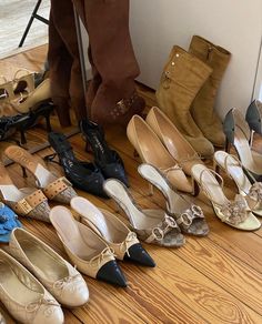 Boots Closet, Aesthetic Boots, Gucci Vintage Bag, Chanel Slingback, Vintage Style Shoes, Instagram Creator, Pointy Heels