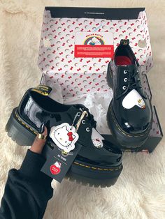 Hello Kitty Outfit, Black Hello Kitty, Indie Clothes, Hello Kitty Shoes, Kitty Clothes, Hello Kitty Clothes, Mode Hippie, Dr Shoes, Hello Kitty Aesthetic