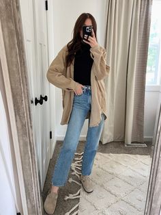 Sweater Tennis Shoes Outfit, Outfits With Tennis Shoes, Fall Layering Outfits, Clog Outfits, Fall Knitwear, Casual Chic Fall, Fall Leather Jacket, Fall Fashion Staples, Tennis Shoe Outfits Summer