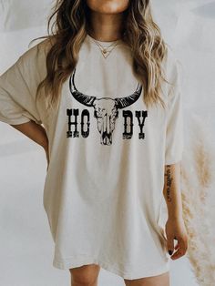 Howdy shirt for the midwest girls who love cute oversized western tees. Fabric: * 100% Cotton Sizing: * Unisex * For women: We always suggest your usual size for a loose cozy look. For those who'd like a more fitted look, go one size down! * For men: Fits true to size! Shipping: These are made to order and will be ready to ship in 2-7 business days. After that, orders to the US will arrive in 3-7 business days. Shipping time for international orders will vary depending on the country. Orders are Cute Western Shirts, Oversize Graphic Tee, Western Tshirt, Country Concert Shirts, Oversized T Shirt Dress, Western Graphic Tees, Looks Country, Bride Shirt, Cowgirl Shirts