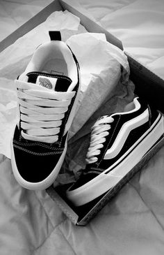 Estilo Vans, Thrifted Fashion, Pretty Sneakers, Tenis Vans, Trendy Shoes Sneakers, Pinterest Style, Pretty Shoes Sneakers, Shoes Outfit Fashion, Cute Nike Shoes