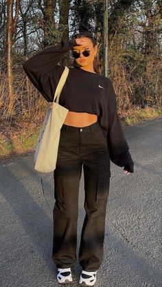 Cargo Outfit Inspiration, Cargo Pants Inspired Outfit, Streetwear Outfit 2023, Womens Outfits With Cargo Pants, Cargo Pants Photo Idea, Cargo Oants Outfit Girl, Black Cargo Dickies Outfit, Cargo Pants Pose Ideas, Cargo Pants Outfit Poses