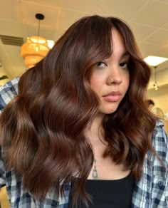 22 Luxe And Spicy Fall Hair Colors For Brunettes To Obsess Over Burgundy Curly Hair, Hair Color Trends For Brunettes, Highlights In Brown Hair, Copper Brunette, Red Highlights In Brown Hair, Brown Auburn Hair, Mohawk Hairstyles For Women, Hair Poses, Cute Bob Haircuts