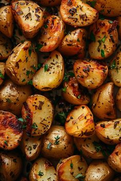 Roasted potato wedges seasoned with herbs and garnished with parsley. Golden Potato Recipes, Garlic Herb Roasted Potatoes, Roasted Garlic Potatoes, Snack Aesthetic, Steak Sides, Lime Chicken Tacos, Savory Recipe, Honey Lime Chicken, Garlic Roasted Potatoes