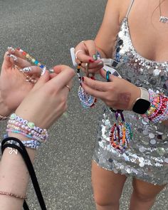 taylor swift concert friendship bracelets trading aesthetics Taylor Swift Friendship Bracelet Aesthetic, Taylor Swift Core, Taylor Swift Concert Aesthetic, Friendship Bracelets Aesthetic, Concert Bracelets, Fangirl Aesthetic