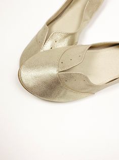 "These gold oxfords are so beautiful and super comfortable! Whether you will have them as bridal shoes for your wedding day or as everyday favourite flats, these unique shoes will make you feel so special! ► Handmade to order oxfords, I will be delighted to personally handcraft a pair especially for you! ► Upper in buttery gold Italian leather ► See them in red: https://www.etsy.com/listing/120360260/oxfords-shoes-women-leather-oxfords ► See them in Blue: https://www.etsy.com/listing/239763924/w Gold Slip-on Ballet Flats For Party, Elegant Gold Leather Flat Heel Shoes, Gold Flats For Spring Wedding, Elegant Metallic Closed Toe Flats, Elegant Gold Flats For Galas, Wedding Leather Ballet Flats With Round Toe, Elegant Gold Ballet Flats With Leather Sole, Elegant Gold Slip-on Flats, Elegant Gold Flats For Spring