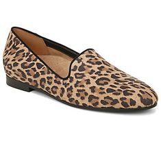 Flats that look and feel fabulous, these slip-on loafers provides the support and stability you crave in a sleek and chic silhouette. From Vionic®. Vionic Shoes Woman, Vionic Sandals, Over 50 Fashion, Fun Outfits, Oxford Flats, Vionic Shoes, Heel Pain, Brown Leopard, Comfortable Flats