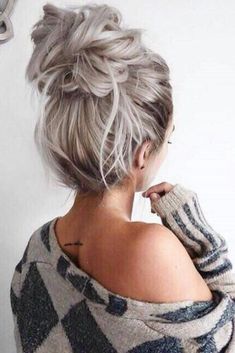 Topknot, messy bun, "I ain't got time for this today" bun - whatever you want to call it, one thing is for sure: we just can't get enough of these hot-mess buns. Click on the photo to see 7 messy bun tutorials! Hair In A Messy Bun, Fake Hair Buns, Underlights Hair, A Messy Bun, Fake Hair, Messy Bun Hairstyles, Grey Hair