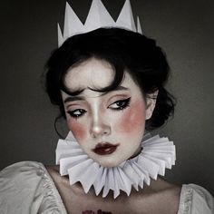 Pierrot Clown Costume Makeup, Artistic Clown Makeup, Cute Vintage Clown Costume, Clown Hairstyles Short Hair, Circus Inspired Makeup, Jester Clown Costume, Cute Jester Costume, Jester Hairstyles, Person Holding Cake Reference Drawing