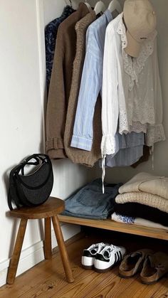 Shelves Gallery Wall, Modern Cozy Home, Emily Henry Books, Greenery Art, Home Office Workspace, Living Classic, Architecture Vintage, Closet Bathroom, City Loft