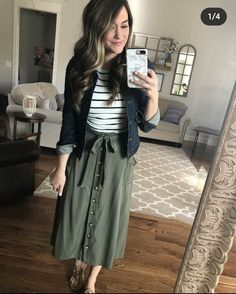 Olive Green Skirt Outfit, Green Skirt Outfit, Olive Green Skirt, Olive Skirt, Denim Jacket Outfit, Chique Outfits