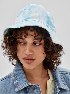 This denim bucket hat features an acid wash, embroidered logo and a standard brim. Trendy Washed Snapback Hat, Washed Hats For Summer Streetwear, Blue Washed Hat With Curved Brim, Trendy Summer Streetwear Bucket Hat, Summer Streetwear Brimmed Bucket Hat, Casual Brimmed Bucket Hat For Streetwear, Urban Style Curved Brim Summer Hats, Summer Denim Hats For Streetwear, Washed Cotton Bucket Hat With Curved Brim