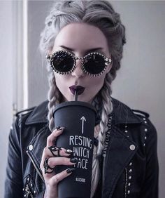 Gothic Stuff, Gorgeous Braids, Look Grunge, Witch Face, Tokyo Street Fashion, Artsy Pictures, Witchy Fashion, Goth Aesthetic