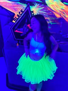 Glow In The Dark Birthday Party Outfit, Neon Birthday Dress, Neon Clothes Party Outfit Ideas, Glow Theme Party Outfits, Neon School Dance, Pool Party Neon Night