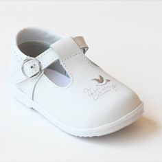 These t-strap baptism shoes come with an embroidered bird hovering above the label, "mi bautizo." Absolutely adorable for your little girl on her Special Day. Made from high quality leather, they are designed to protect and stay on precious feet. Leather Velcro t-strap Note: Sizes 1-7 (Infant) Size Chart: Size 1 2 3 4 Angel Baby Girl, Embroidered Bird, T Strap, Baby Gear, Keds, High Quality Leather, White Leather, The Label, Mary Janes