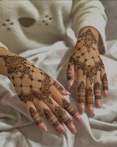 simple mhendi designs for girls on weddings Eid and other events Minimal Mehendi, Simple Arabic Mehndi Designs, Design Mehndi, Modern Henna, Modern Henna Designs, Bridal Henna Designs