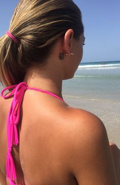 Behind ear sea shell tattoo Ocean Tattoo Behind Ear, Beach Tattoo Behind Ear, Seashell Tattoo Behind Ear, Shell Tattoo Behind Ear, Sea Shell Tattoo, Shell Tattoo, Starfish Tattoo, Seashell Tattoos, Tattoo Behind Ear